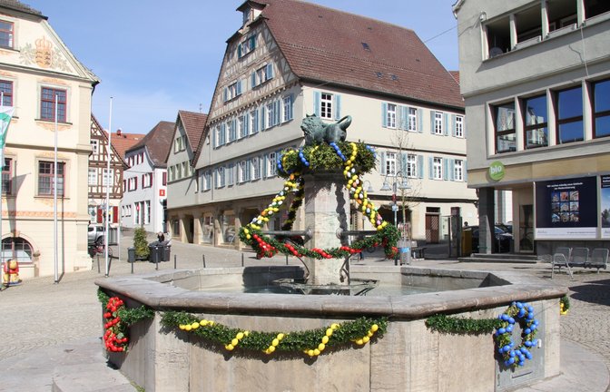 Noch ist es vor allem nachts winterlich kalt. Doch der Frühling kommt – Hoffnung macht der Osterschmuck am Brunnen auf dem Vaihinger Marktplatz.  <span class='image-autor'>Foto: Banholzer</span>
