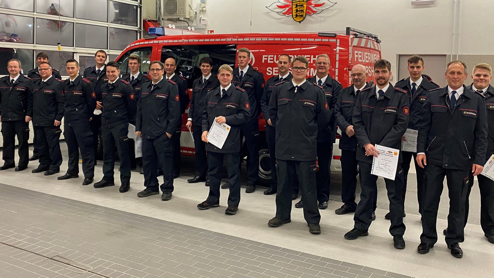 Die beförderten und geehrten Mitglieder der Sersheimer Feuerwehr. Foto: p Die beförderten und geehrten Mitglieder der Sersheimer Feuerwehr. Foto: p