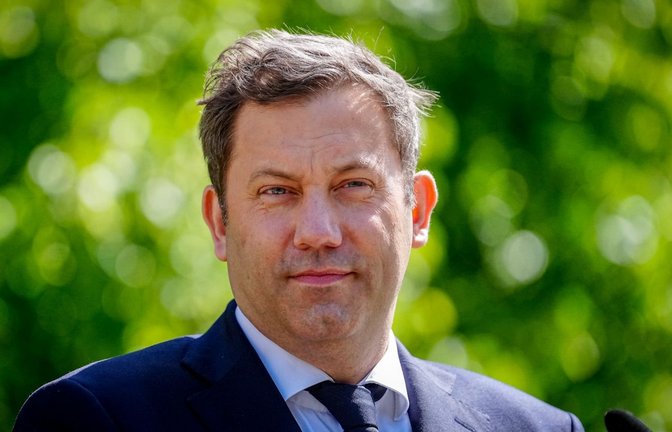 Finanzminister Lars Klingbeil (SPD) will die Freibeträge für steuerpflichtige Vereine deutlich senken. (Archivbild)<span class='image-autor'>Kay Nietfeld/dpa</span>