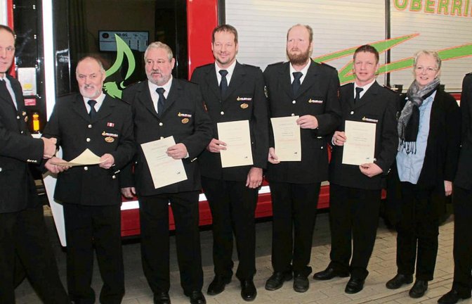 Ehrung bei der Hauptversammlung der Freiwilligen Feuerwehr Oberriexingen vor dem neuen Fahrzeug. Kommandant Martin Schray (links) zeichnete diese Wehrleute für 40- beziehungsweise 25-jährigen Dienst aus. Rechts Vizekommandant Tobias Grieble, neben ihm Stadträtin Beate Fetzer, die der Wehr für den Einsatz dankte.  Foto: Arning