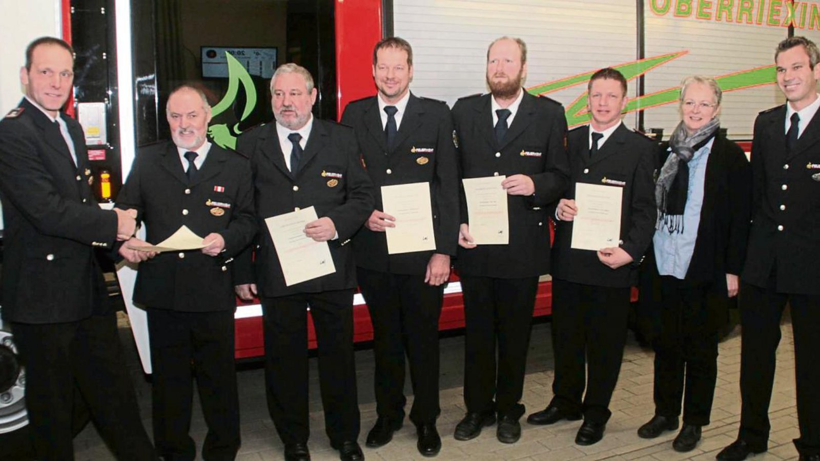 Ehrung bei der Hauptversammlung der Freiwilligen Feuerwehr Oberriexingen vor dem neuen Fahrzeug. Kommandant Martin Schray (links) zeichnete diese Wehrleute für 40- beziehungsweise 25-jährigen Dienst aus. Rechts Vizekommandant Tobias Grieble, neben ihm Stadträtin Beate Fetzer, die der Wehr für den Einsatz dankte.  Foto: Arning