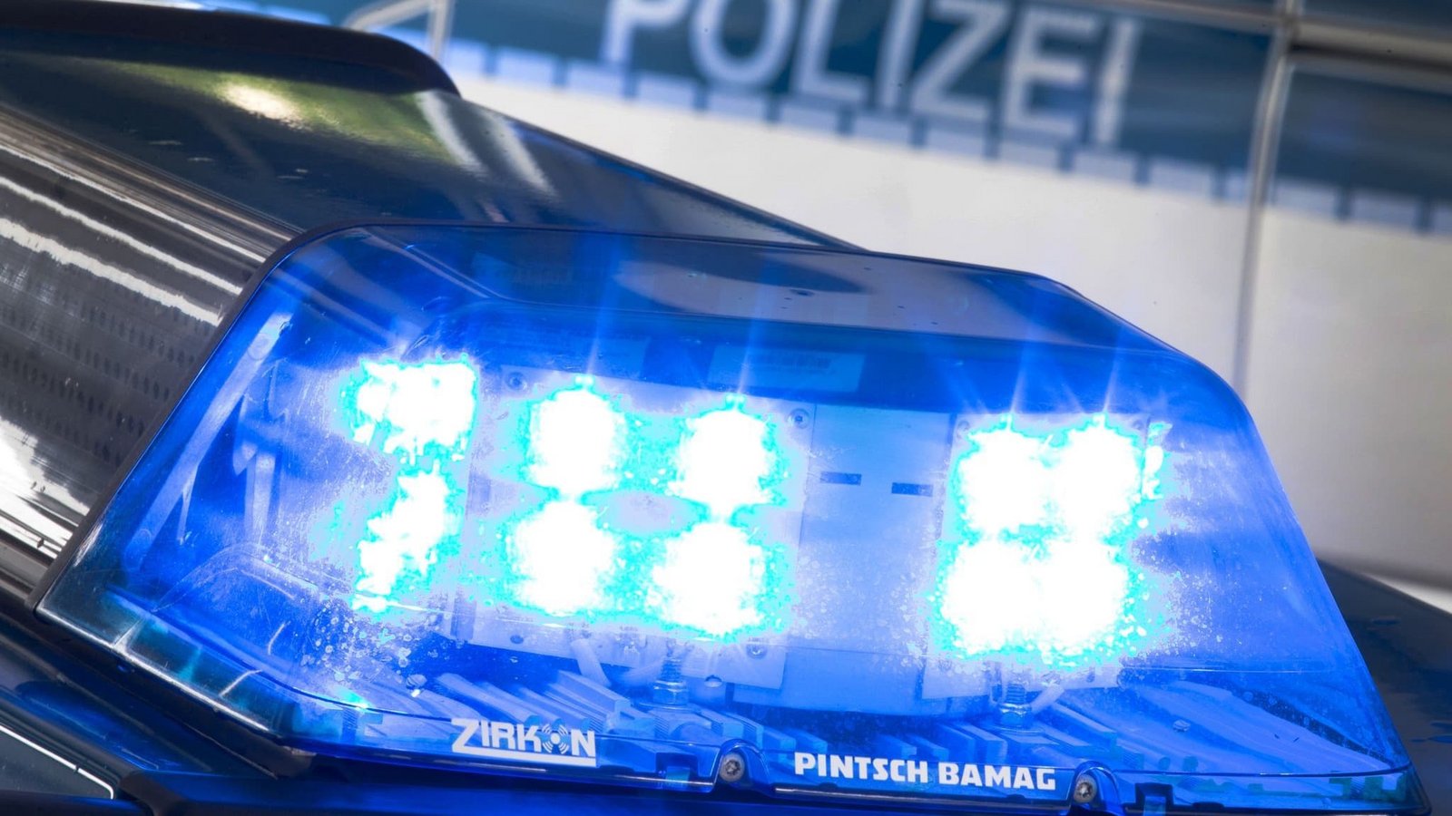 Ein Blaulicht leuchtet auf dem Dach eines Polizeiwagens. (zu dpa: «Mann soll mit falschen Kennzeichen Sprit gestohlen haben»)Friso Gentsch/dpa Ein Blaulicht leuchtet auf dem Dach eines Polizeiwagens. (zu dpa: «Mann soll mit falschen Kennzeichen Sprit gestohlen haben»)Friso Gentsch/dpa