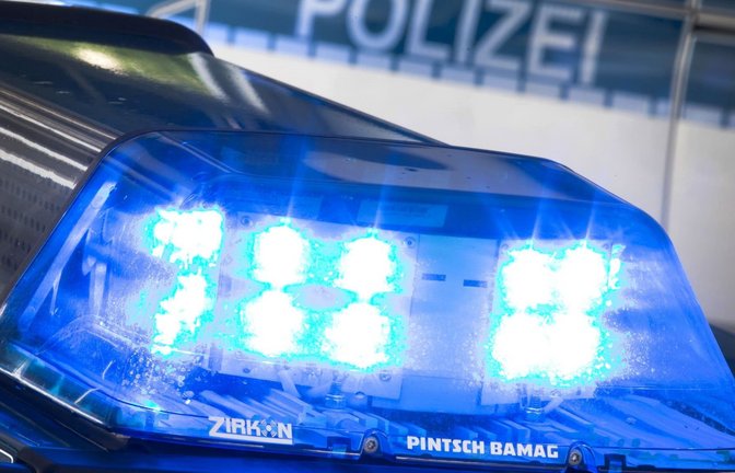 Ein Blaulicht leuchtet auf dem Dach eines Polizeiwagens. (zu dpa: «Mann soll mit falschen Kennzeichen Sprit gestohlen haben»)<span class='image-autor'>Friso Gentsch/dpa</span>