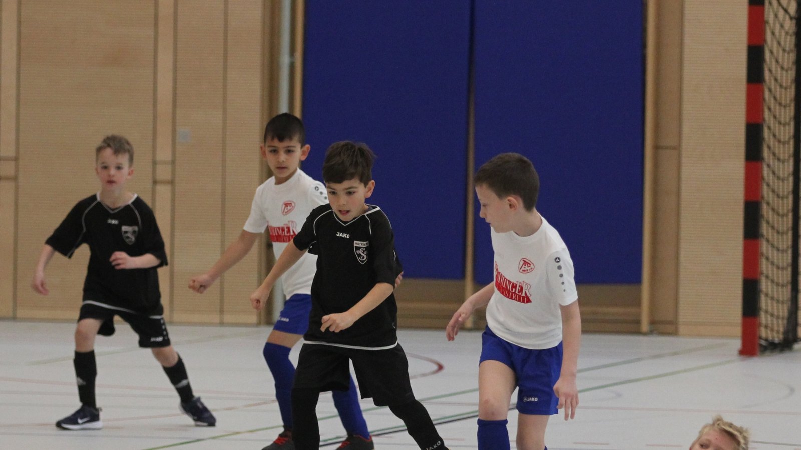 Ein spannendes Spiel und rassige Zweikämpfe liefern sich die SGM Vaihingen (weiß) und der SKV Rutesheim beim 5. Wintercup der F-Junioren in Vaihingen. Foto: Dittrich Ein spannendes Spiel und rassige Zweikämpfe liefern sich die SGM Vaihingen (weiß) und der SKV Rutesheim beim 5. Wintercup der F-Junioren in Vaihingen. Foto: Dittrich