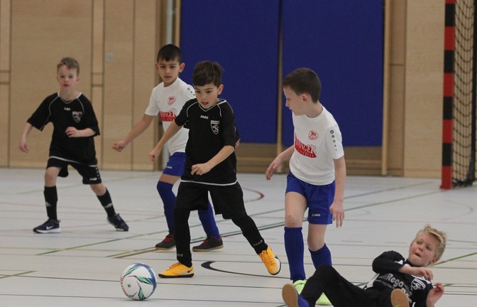 Ein spannendes Spiel und rassige Zweikämpfe liefern sich die SGM Vaihingen (weiß) und der SKV Rutesheim beim 5. Wintercup der F-Junioren in Vaihingen. <span class='image-autor'>Foto: Dittrich</span>
