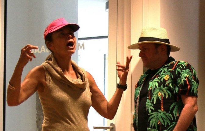 Nancy (Sandra Hehrlein, links) hat die Nase voll von ihrem erfolglosen Mann Ferdinand.