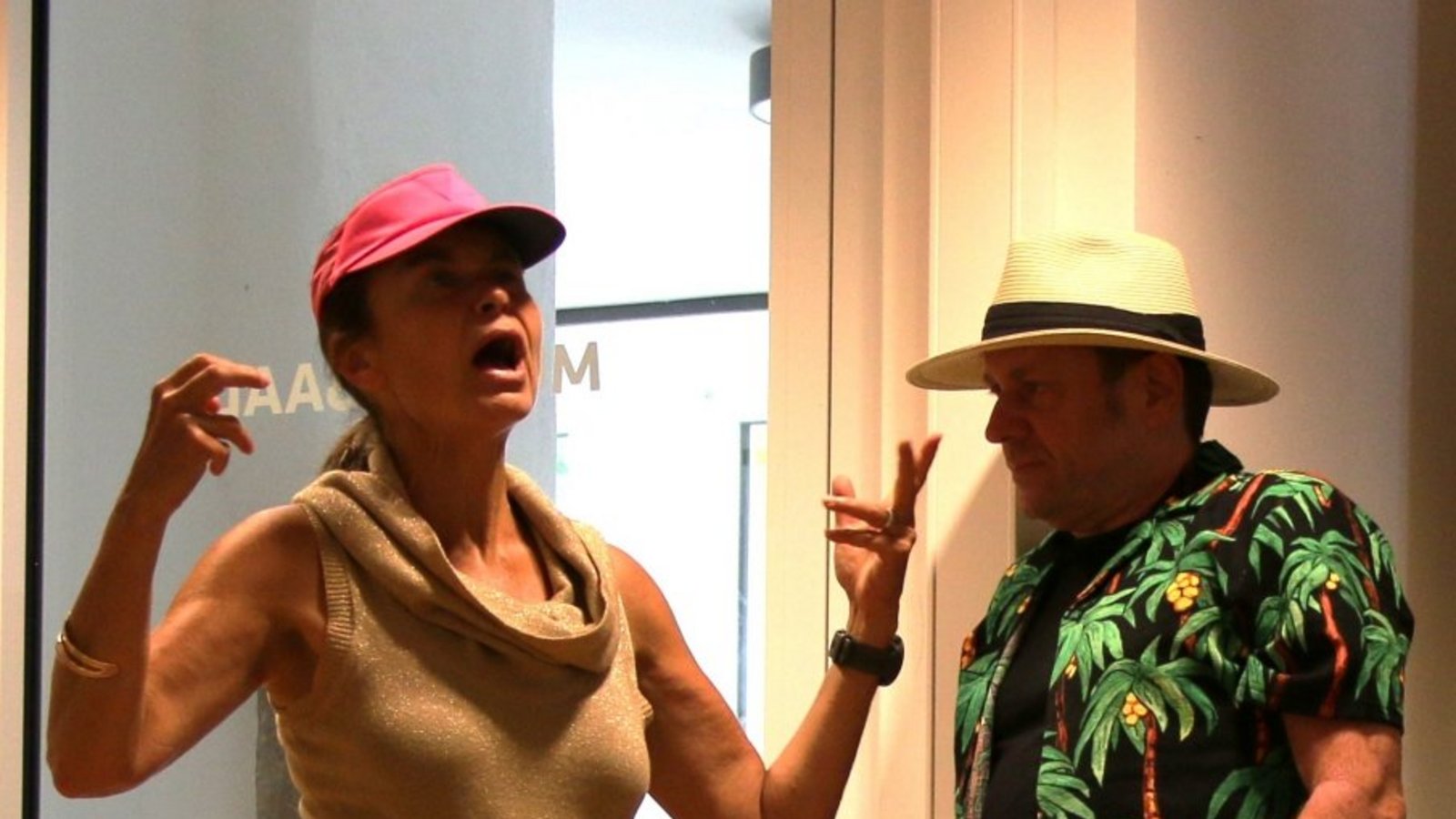 Nancy (Sandra Hehrlein, links) hat die Nase voll von ihrem erfolglosen Mann Ferdinand.