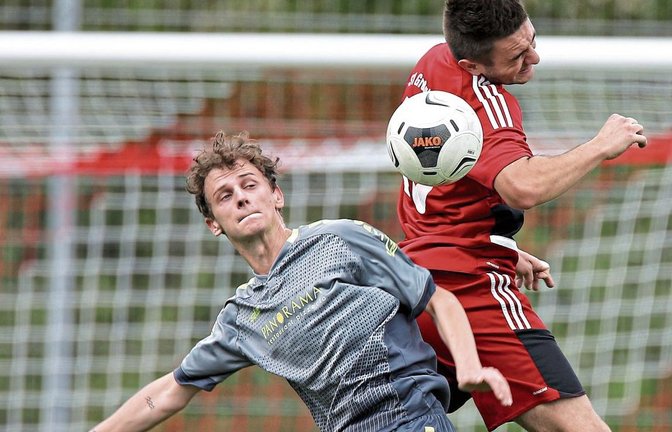 Matteo Kazenmaier, Schütze des Großglattbacher 2:1-Siegtreffers, überspringt hier seinen Gegenspieler Christoph Erwerle. Foto: Küppers
