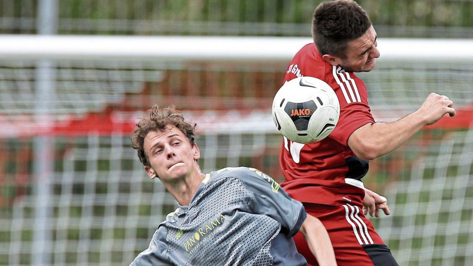 Matteo Kazenmaier, Schütze des Großglattbacher 2:1-Siegtreffers, überspringt hier seinen Gegenspieler Christoph Erwerle. Foto: Küppers Matteo Kazenmaier, Schütze des Großglattbacher 2:1-Siegtreffers, überspringt hier seinen Gegenspieler Christoph Erwerle. Foto: Küppers