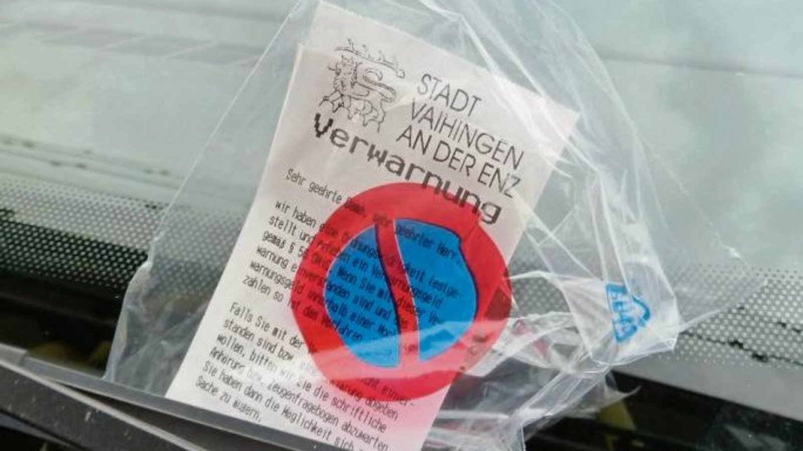 Schön verpackt wie ein Geschenk kommt das Vaihinger Knöllchen daher.  Foto: Rücker