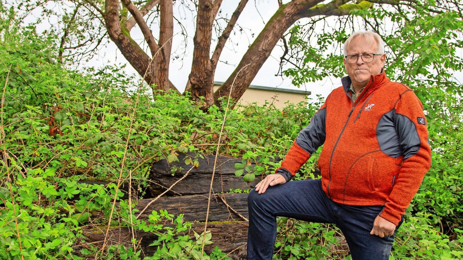 Holzkünstler Werner Wahler gestaltet Sitzbänke und Figuren für den Skulpturenpfad in Ochsenbach, um Kunst mit der Natur im öffentlichen Raum zu verbinden. Foto: Bürkle Holzkünstler Werner Wahler gestaltet Sitzbänke und Figuren für den Skulpturenpfad in Ochsenbach, um Kunst mit der Natur im öffentlichen Raum zu verbinden. Foto: Bürkle