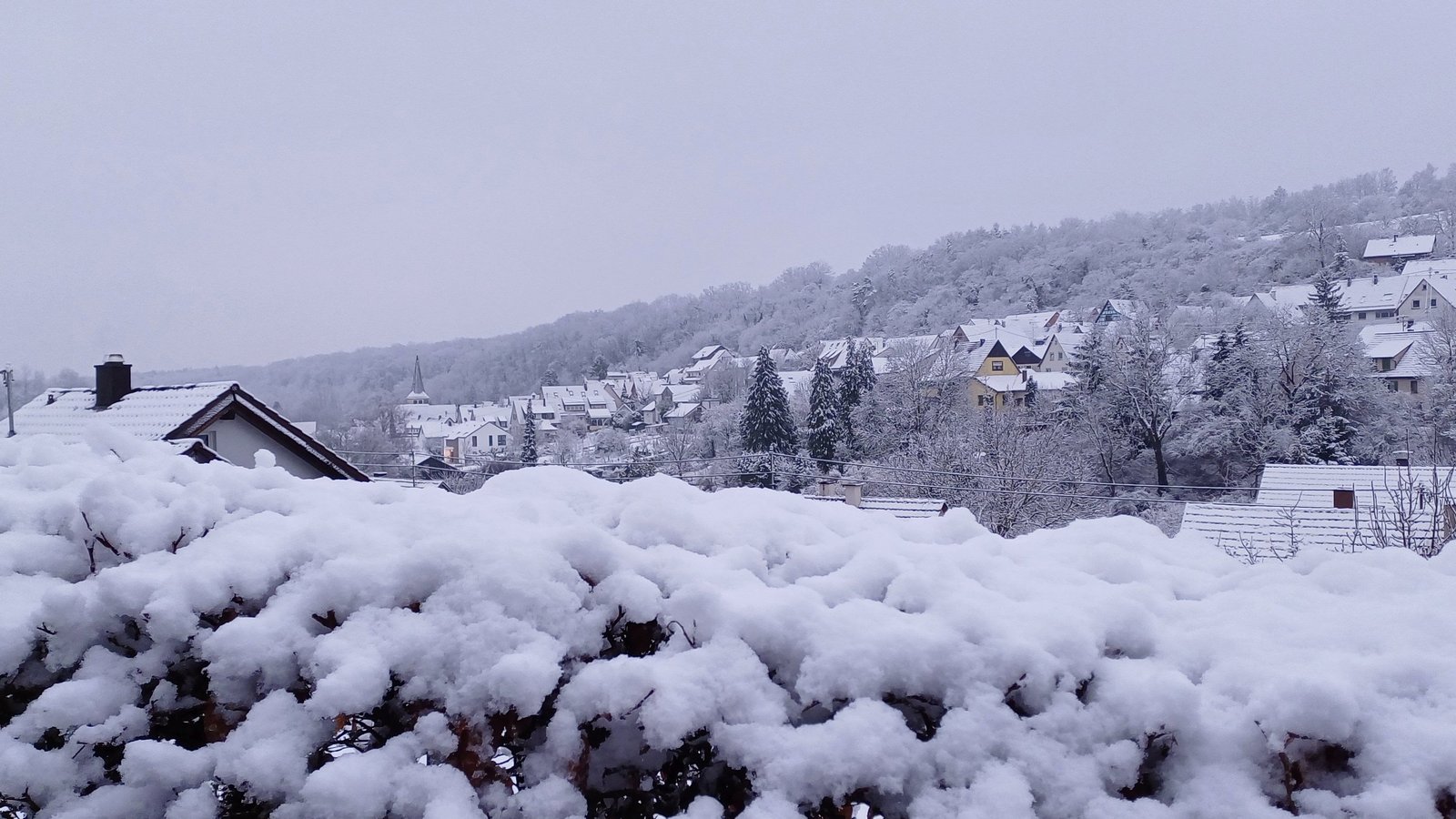Schnee sorgt am Wochenende für einige Probleme - aber auch für schöne Ausblicke. Archivfoto: VKZ/Rücker