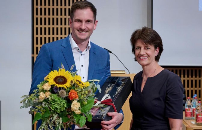 Blumenstrauß und natürlich Fellbacher Wein als Willkommensgeschenke: Tim Deininger, neuer Erster Bürgermeister in Fellbach, mit Oberbürgermeisterin Gabriele Zull.<span class='image-autor'>Peter D. Hartung</span>