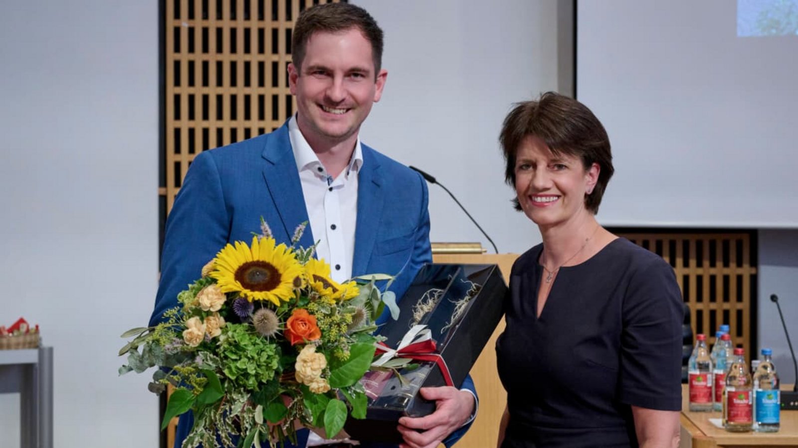 Blumenstrauß und natürlich Fellbacher Wein als Willkommensgeschenke: Tim Deininger, neuer Erster Bürgermeister in Fellbach, mit Oberbürgermeisterin Gabriele Zull.Peter D. Hartung Blumenstrauß und natürlich Fellbacher Wein als Willkommensgeschenke: Tim Deininger, neuer Erster Bürgermeister in Fellbach, mit Oberbürgermeisterin Gabriele Zull.Peter D. Hartung
