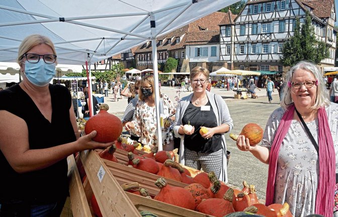Rahel Heck (von links) zeigt Petra Mohr und Gabriele Bickel ihre Kürbisse.  Fotos: Stahlfeld