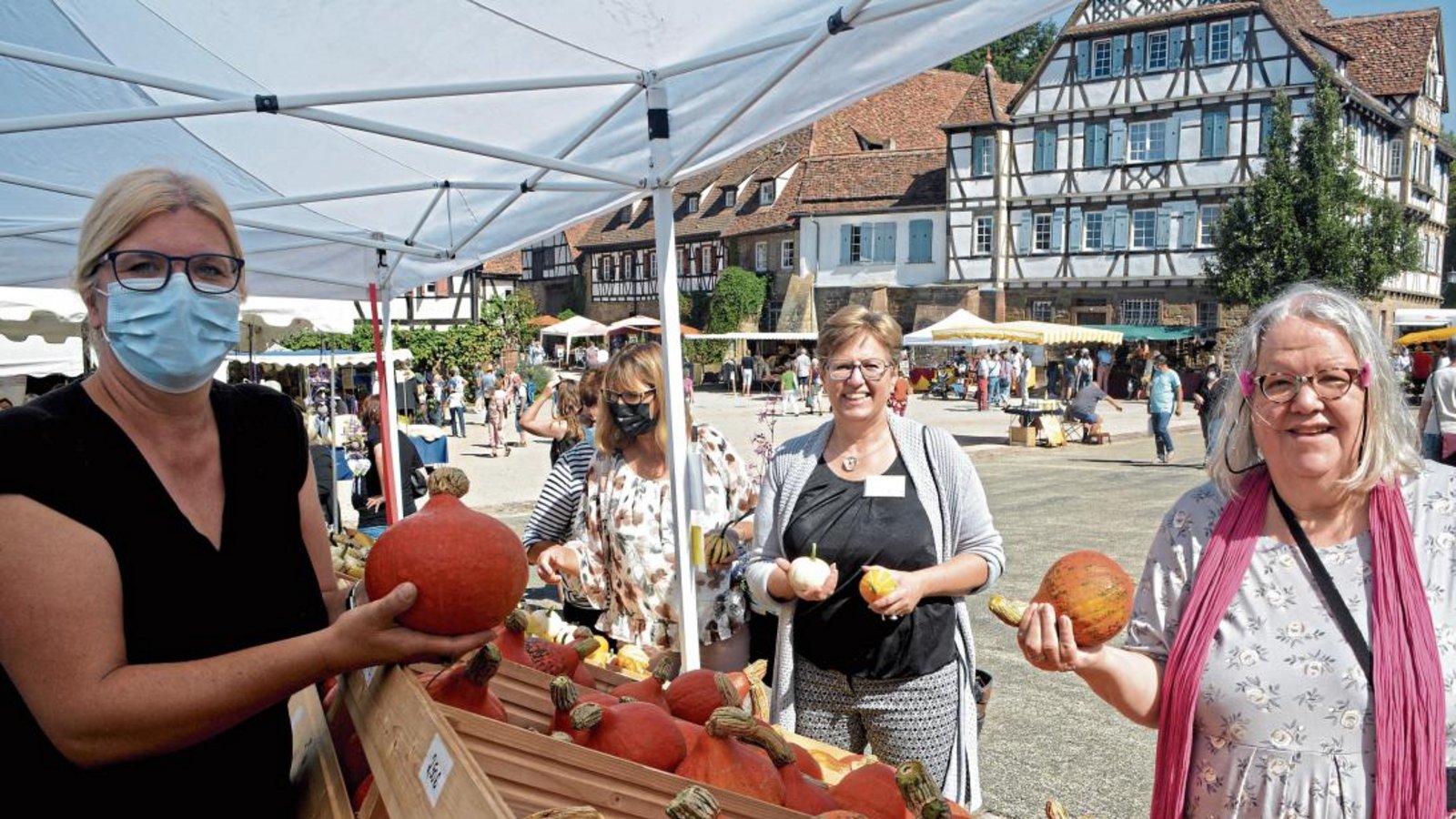 Rahel Heck (von links) zeigt Petra Mohr und Gabriele Bickel ihre Kürbisse. Fotos: Stahlfeld Rahel Heck (von links) zeigt Petra Mohr und Gabriele Bickel ihre Kürbisse. Fotos: Stahlfeld