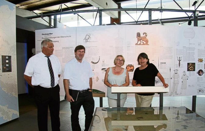 Bürgermeister Schäfer, Landtagsabgeordneter Rösler und Ministerin Bauer folgen den Ausführungen von Museumsleiterin Stork (v.li.).