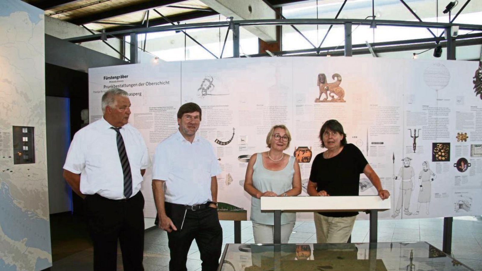 Bürgermeister Schäfer, Landtagsabgeordneter Rösler und Ministerin Bauer folgen den Ausführungen von Museumsleiterin Stork (v.li.). Bürgermeister Schäfer, Landtagsabgeordneter Rösler und Ministerin Bauer folgen den Ausführungen von Museumsleiterin Stork (v.li.).