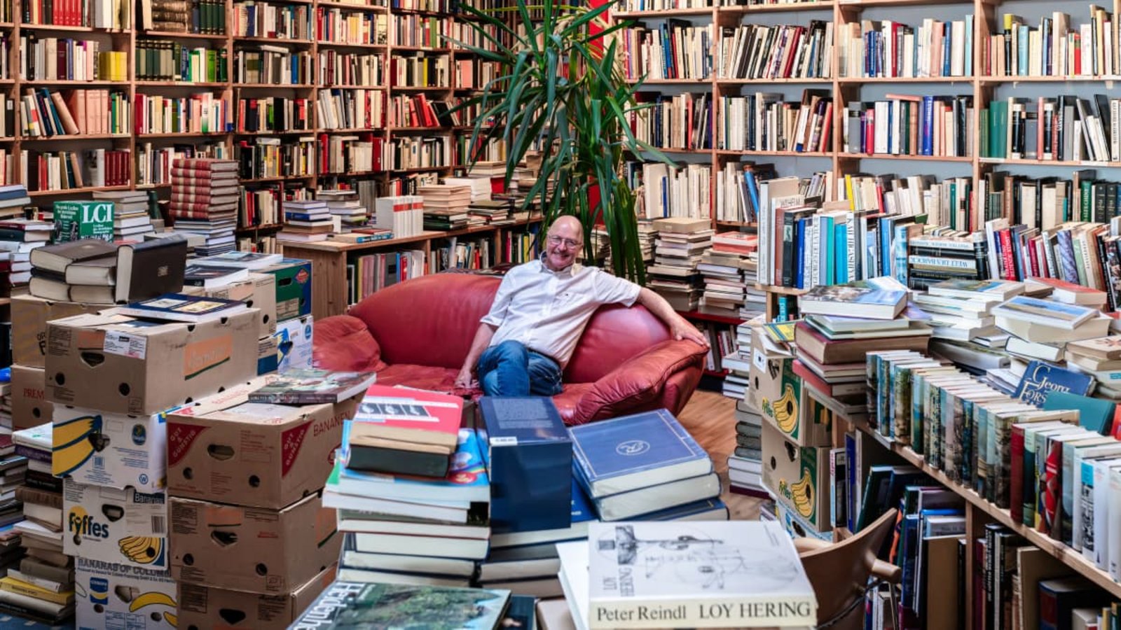 Norbert Schuler in seinem Antiquariat. Vor mehr als 20 Jahren kaufte er Winfried Bader den Tübinger Bücherladen ab: „Ich wollte nichts anderes mehr machen, das war mein Leben.“Wolfgang Albers Norbert Schuler in seinem Antiquariat. Vor mehr als 20 Jahren kaufte er Winfried Bader den Tübinger Bücherladen ab: „Ich wollte nichts anderes mehr machen, das war mein Leben.“Wolfgang Albers