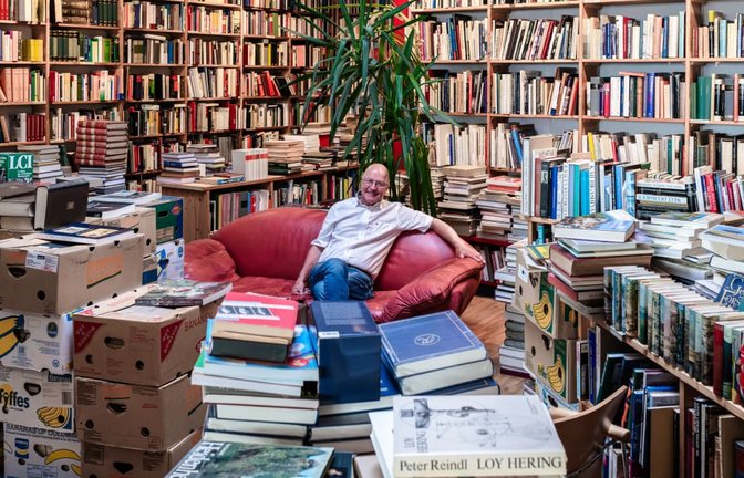 Norbert Schuler in seinem Antiquariat. Vor mehr als 20 Jahren kaufte er Winfried Bader den Tübinger Bücherladen ab: „Ich wollte nichts anderes mehr machen, das war mein Leben.“<span class='image-autor'>Wolfgang Albers</span>