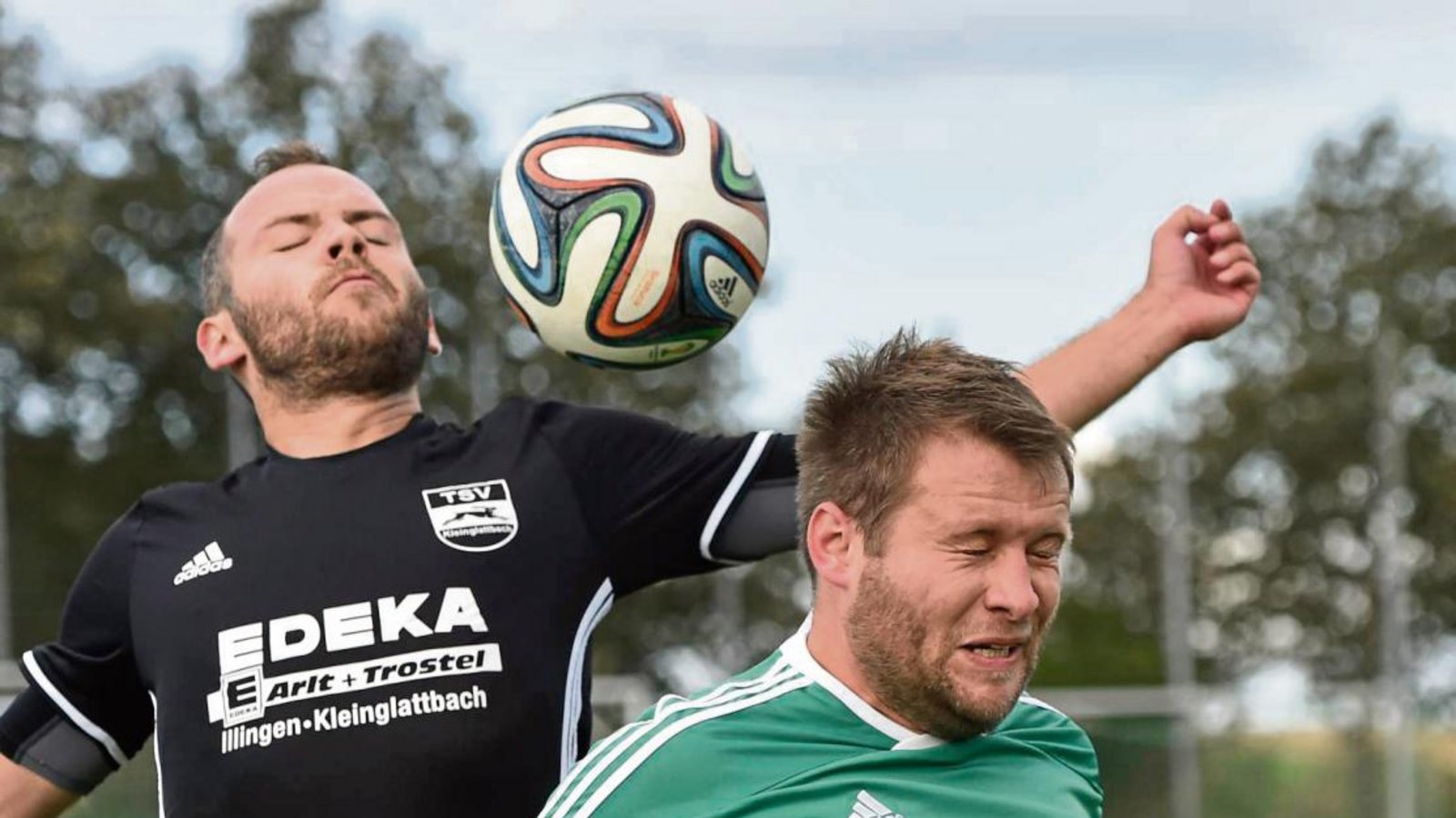 Heiko Knödl (rechts, im Kopfballduell mit Kleinglattbachs Philipp Gutjahr) wartet mit dem SV Iptingen auf den Befreiungsschlag. Foto: Leitner