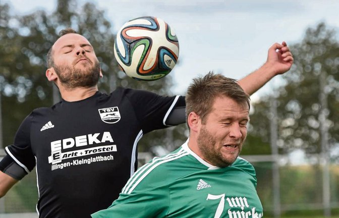 Heiko Knödl (rechts, im Kopfballduell mit Kleinglattbachs Philipp Gutjahr) wartet mit dem SV Iptingen auf den Befreiungsschlag. Foto: Leitner