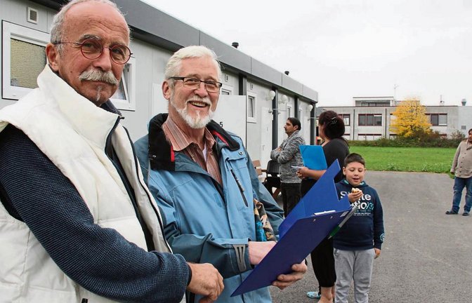 Klaus Oßwald (links) im Gespräch mit Douglas Nepstadt vor der Unterkunft in Hochdorf. Nepstadt kümmert sich ehrenamtlich um die Kleidervergabe an Flüchtlinge.  Foto: Rostek