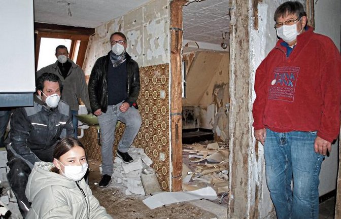 Anpacken ist angesagt für das Helfer-Team beim Anblick dieser Räumlichkeiten.  Foto: Filitz