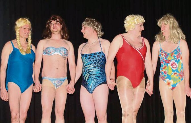 Bei der Schützinger Version der Topmodel-Suche wurden zur Freude des Publikums bekannte weibliche Persönlichkeiten aus dem Ort parodiert.  Foto: Filitz