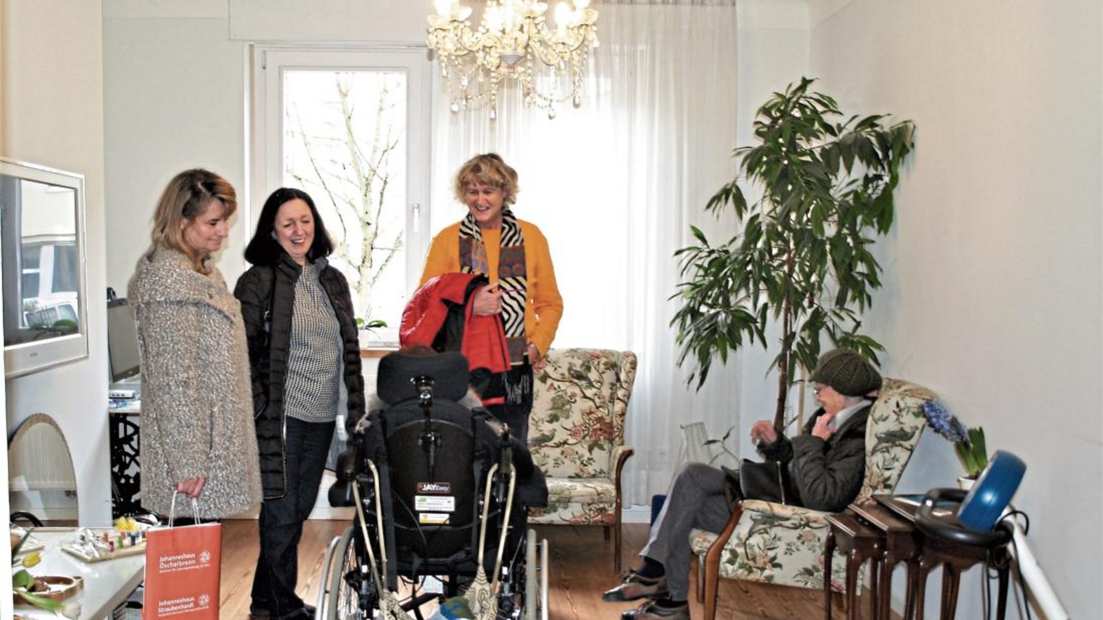 Besucher unterhalten sich im Gemeinschaftsraum mit Ingrid Münchinger, der Mutter der Initiatorinnen, die im Rollstuhl sitzt. Foto: Filitz Besucher unterhalten sich im Gemeinschaftsraum mit Ingrid Münchinger, der Mutter der Initiatorinnen, die im Rollstuhl sitzt. Foto: Filitz