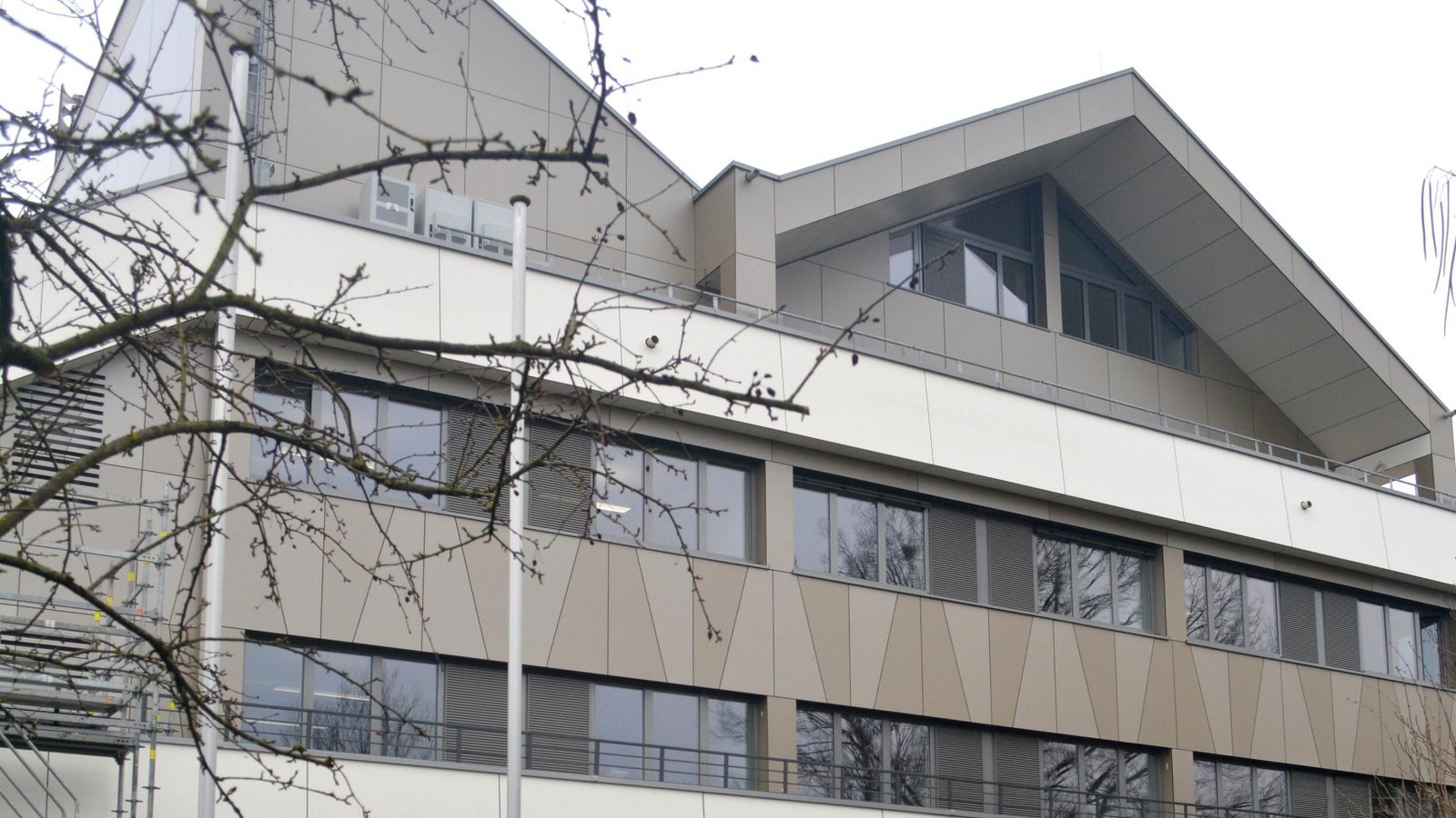 Die Sanierung des Illinger Rathauses erreicht nach vier Jahren die Zielgerade. Mit der Fertigstellung des ersten nördlichen Obergeschosses und der Westseite Ende Februar sei abgesehen von kleineren Restarbeiten die Sanierung in allen Geschossen bis auf das Erdgeschoss abgeschlossen, so Matthias Meinhardt vom Bauamt. Um die Arbeiten zügig voranzubringen, schlug er vor, die Firmen zu beauftragen, die bereits in den übrigen Geschossen tätig waren. Die Gemeinderäte stimmten zu und vergaben einstimmig die Aufträge. Der Anschlussauftrag für die Trockenarbeiten ging an die Firma Slavos Stuck Art (Schömberg) für rund 45 000 Euro, die Maler- und Lackierarbeiten führt weiter die Firma Maler Schach (Illingen) für rund 12 000 Euro aus. Die Heizungsinstallation übernimmt für rund 34 000 Euro die Firma Brüstle (Illingen) und für die Bodenbelagsarbeiten ist die Firma Gwinner (Pforzheim) mit einem Auftragsvolumen von 34 000 Euro zuständig. Die Ausschreibung lag bereits zwei Jahre zurück, sodass Preissteigerungen zwischen acht und 13 Prozent fällig wurden. Meinhardt betonte, dass bei einer erneuten Ausschreibung wesentlich höhere Preise zu erwarten seien. Bürgermeister Armin Pioch erklärte, dass man mit der Sanierung ein zukunftsfähiges Gebäude geschaffen habe. Kritisch sahen es unter anderem CDU-Gemeinderat Reimund Scheytt und Ronald Palesch von den Grünen, dass scheinbar Möbel im Abfallcontainer landeten, die ihrer Ansicht nach hätten weitergegeben werden können. Foto: sta