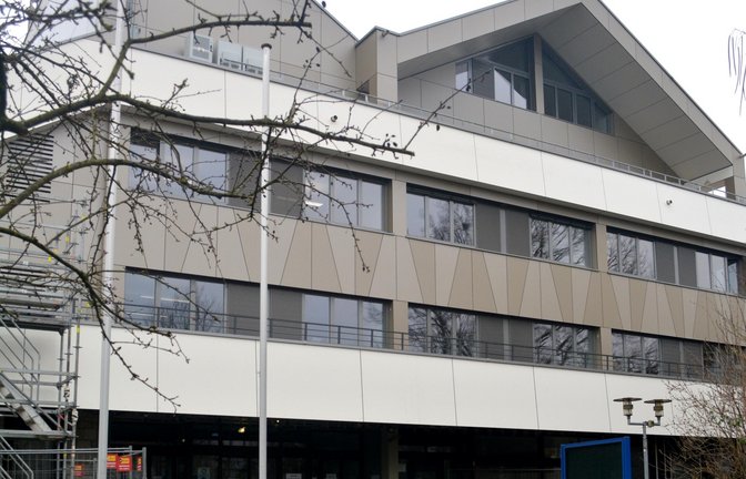 Die Sanierung des Illinger Rathauses erreicht nach vier Jahren die Zielgerade. Mit der Fertigstellung des ersten nördlichen Obergeschosses und der Westseite Ende Februar sei abgesehen von kleineren Restarbeiten die Sanierung in allen Geschossen bis auf das Erdgeschoss abgeschlossen, so Matthias Meinhardt vom Bauamt. Um die Arbeiten zügig voranzubringen, schlug er vor, die Firmen zu beauftragen, die bereits in den übrigen Geschossen tätig waren. Die Gemeinderäte stimmten zu und vergaben einstimmig die Aufträge. Der Anschlussauftrag für die Trockenarbeiten ging an die Firma Slavos Stuck Art (Schömberg) für rund 45 000 Euro, die Maler- und Lackierarbeiten führt weiter die Firma Maler Schach (Illingen) für rund 12 000 Euro aus. Die Heizungsinstallation übernimmt für rund 34 000 Euro die Firma Brüstle (Illingen) und für die Bodenbelagsarbeiten ist die Firma Gwinner (Pforzheim) mit einem Auftragsvolumen von 34 000 Euro zuständig. Die Ausschreibung lag bereits zwei Jahre zurück, sodass Preissteigerungen zwischen acht und 13 Prozent fällig wurden. Meinhardt betonte, dass bei einer erneuten Ausschreibung wesentlich höhere Preise zu erwarten seien. Bürgermeister Armin Pioch erklärte, dass man mit der Sanierung ein zukunftsfähiges Gebäude geschaffen habe. Kritisch sahen es unter anderem CDU-Gemeinderat Reimund Scheytt und Ronald Palesch von den Grünen, dass scheinbar Möbel im Abfallcontainer landeten, die ihrer Ansicht nach hätten weitergegeben werden können. <span class='image-autor'>Foto: sta</span>
