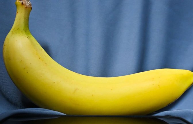Ein Mann hat in einem Supermarkt nach Bananen gegriffen – und dann einen Schmerz gespürt. (Symbolbild)<span class='image-autor'>Katharina Kausche/dpa</span>