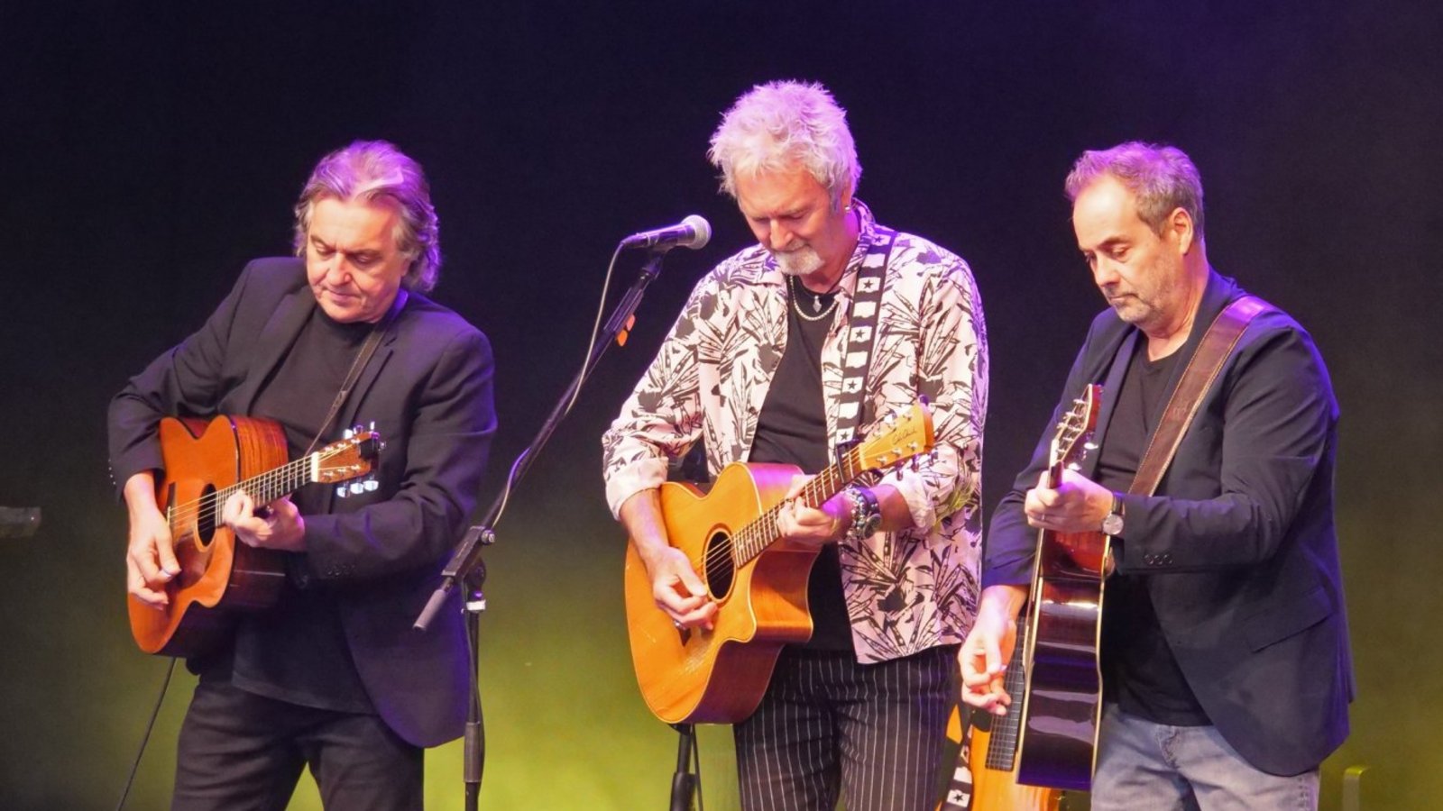 Bringen das Publikum schnell auf Betriebstemperatur (von links): Peter Howarth (The Hollies), Pete Lincoln (The Sweet) und Mick Wilson (10cc). Foto: Friedrich Bringen das Publikum schnell auf Betriebstemperatur (von links): Peter Howarth (The Hollies), Pete Lincoln (The Sweet) und Mick Wilson (10cc). Foto: Friedrich