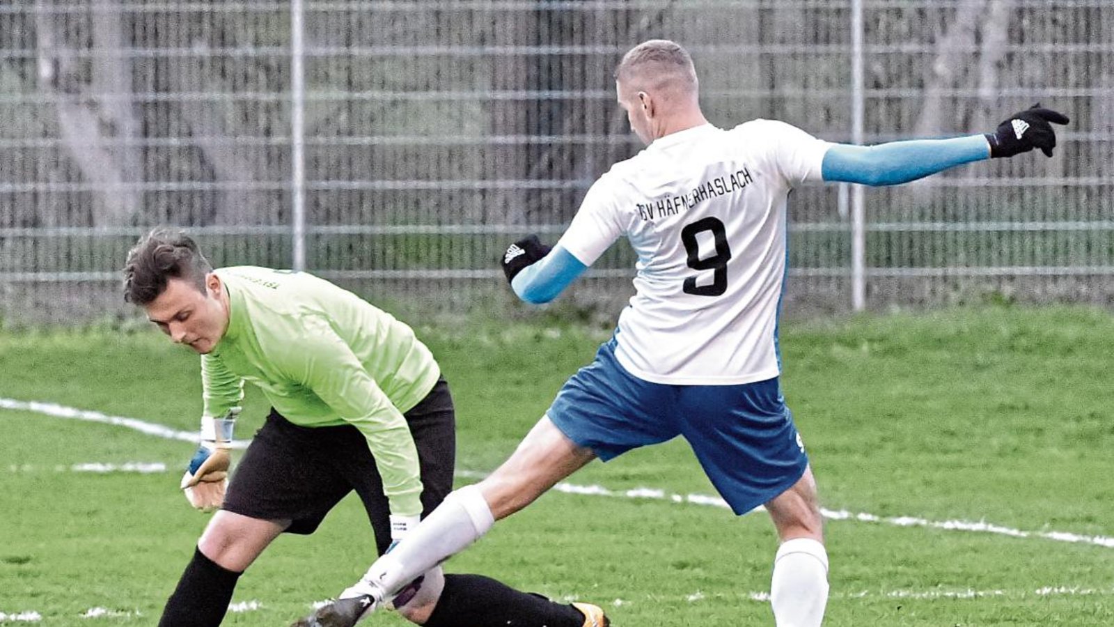 Hinter dem Einsatz von Enzweihingens etatmäßigem Torwart Marco Massa (links) steht ein großes Fragezeichen. Foto: Leitner Hinter dem Einsatz von Enzweihingens etatmäßigem Torwart Marco Massa (links) steht ein großes Fragezeichen. Foto: Leitner