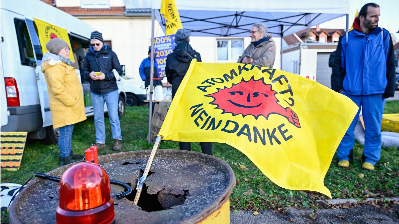 Nur wenige Demonstranten waren vor Ort, als im November vier Castoren mit Atommüll aus dem französischen La Hague nach Philippsburg transportiert wurden.Foto: dpa Nur wenige Demonstranten waren vor Ort, als im November vier Castoren mit Atommüll aus dem französischen La Hague nach Philippsburg transportiert wurden.Foto: dpa