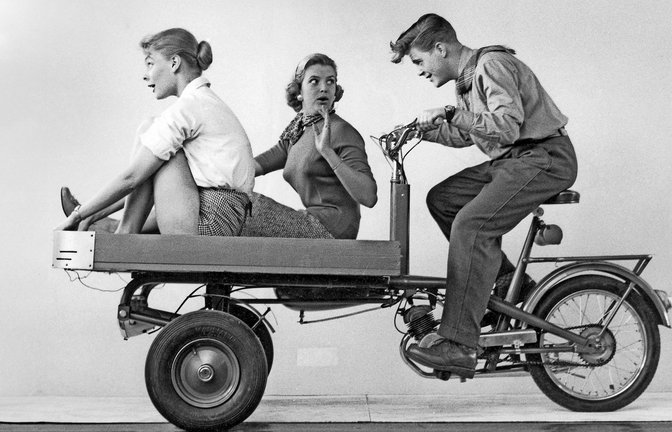 Ach guck, von wegen neumodischer Kram: Bereits im Schweden  der  50er-Jahre waren Lastenräder unter Jugendlichen beliebt, um Freundinnen spazieren zu fahren.<span class='image-autor'>Foto: /imagebroker</span>