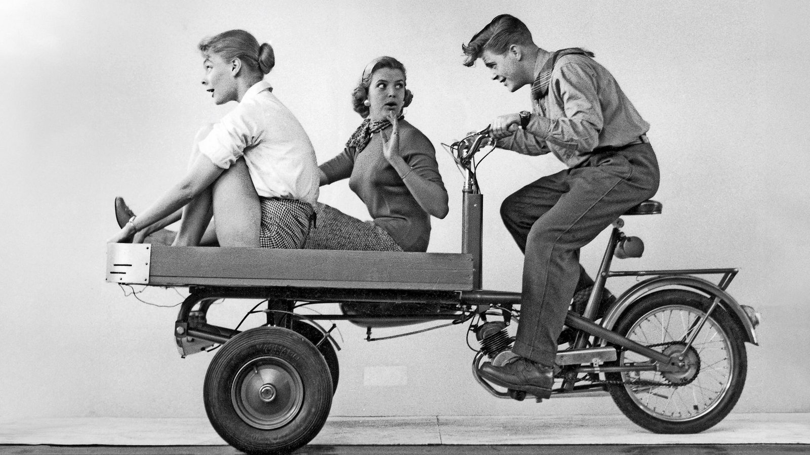 Ach guck, von wegen neumodischer Kram: Bereits im Schweden der 50er-Jahre waren Lastenräder unter Jugendlichen beliebt, um Freundinnen spazieren zu fahren.Foto: /imagebroker Ach guck, von wegen neumodischer Kram: Bereits im Schweden der 50er-Jahre waren Lastenräder unter Jugendlichen beliebt, um Freundinnen spazieren zu fahren.Foto: /imagebroker