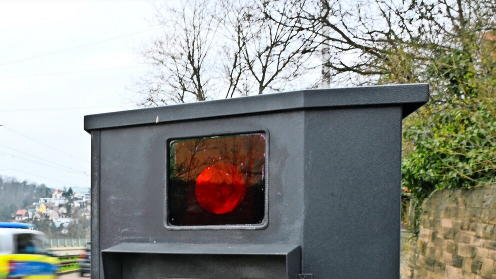 Der Standort der mobilen Blitzer wird oft gewechselt. Hier steht ein Gerät in der Pischekstraße in Stuttgart-Ost.Foto: dpa/Bernd Weißbrod Der Standort der mobilen Blitzer wird oft gewechselt. Hier steht ein Gerät in der Pischekstraße in Stuttgart-Ost.Foto: dpa/Bernd Weißbrod
