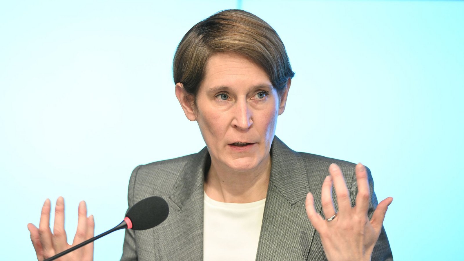 Landespolizeipräsidentin Stefanie Hinz wurde am Montag zum zweiten Mal im Untersuchungsausschuss gehört.Foto: dpa/Bernd Weißbrod Landespolizeipräsidentin Stefanie Hinz wurde am Montag zum zweiten Mal im Untersuchungsausschuss gehört.Foto: dpa/Bernd Weißbrod