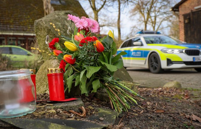Blumen und Kerzen stehen vor einem Haus in Westervesede in der Gemeinde Scheeßel, in dem ein Mann zwei Personen erschossen haben soll.<span class='image-autor'>Foto: Focke Strangmann/dpa</span>