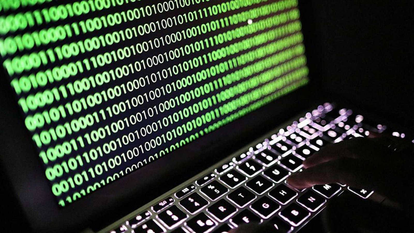 Auf dem Bildschirm eines Laptops ist der Binärcode zu sehen. Dabei handelt es sich um ist eine Zeichenfolge, in der Informationen durch Sequenzen von zwei verschiedenen Symbolen (zum Beispiel 1/0 oder wahr/falsch) dargestellt werden.Foto: dpa Auf dem Bildschirm eines Laptops ist der Binärcode zu sehen. Dabei handelt es sich um ist eine Zeichenfolge, in der Informationen durch Sequenzen von zwei verschiedenen Symbolen (zum Beispiel 1/0 oder wahr/falsch) dargestellt werden.Foto: dpa