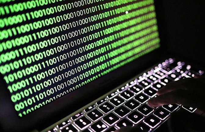Auf dem Bildschirm eines Laptops ist der Binärcode zu sehen. Dabei handelt es sich um ist eine Zeichenfolge, in der Informationen durch Sequenzen von zwei verschiedenen Symbolen (zum Beispiel 1/0 oder wahr/falsch) dargestellt werden.<span class='image-autor'>Foto: dpa</span>