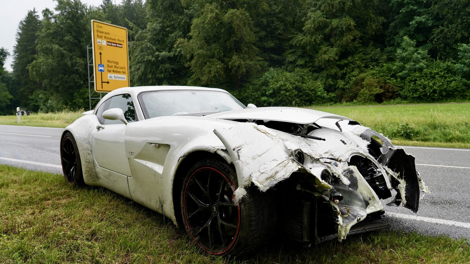 Teurer Unfall: Auf regennasser Straße prallt der Luxuswagen gegen die Leitplanke.Foto: Braun/swd-medien/dpa