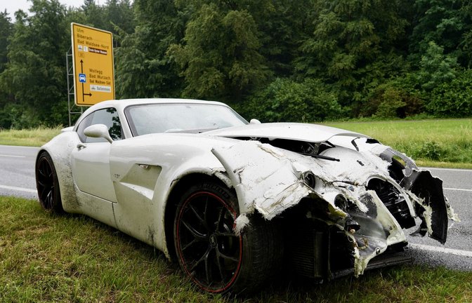 Teurer Unfall: Auf regennasser Straße prallt der Luxuswagen gegen die Leitplanke.<span class='image-autor'>Foto: Braun/swd-medien/dpa</span>