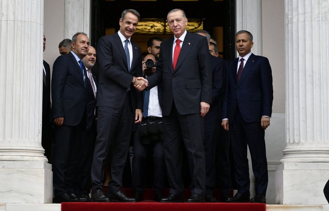 Der griechische Premier und der türkische Präsident gehen aufeinander zu: Kyriakos Mitsotakis (li.) und Recep Tayyip Erdogan.<span class='image-autor'>Foto: dpa/Michael Varaklas</span>
