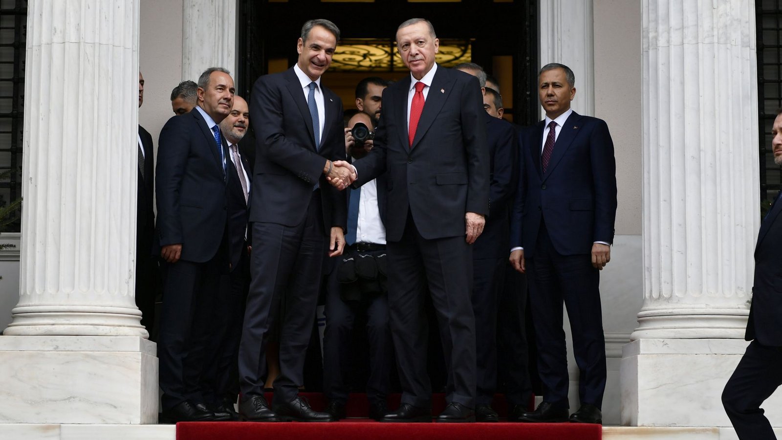 Der griechische Premier und der türkische Präsident gehen aufeinander zu: Kyriakos Mitsotakis (li.) und Recep Tayyip Erdogan.Foto: dpa/Michael Varaklas Der griechische Premier und der türkische Präsident gehen aufeinander zu: Kyriakos Mitsotakis (li.) und Recep Tayyip Erdogan.Foto: dpa/Michael Varaklas