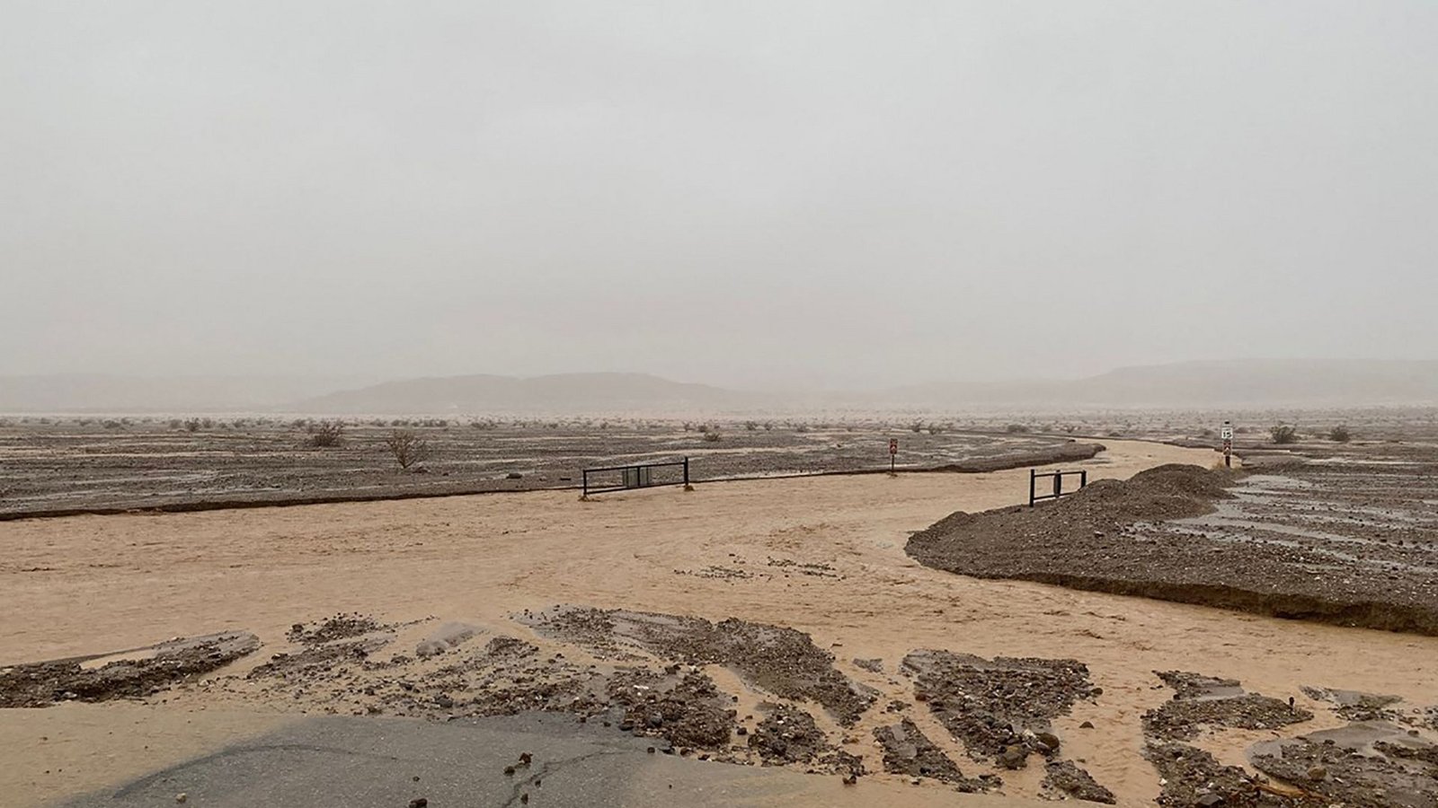 Ungewöhnlich heftige Regenfälle hat es am Freitag im Death Valley Nationalpark gegeben.Foto: AFP