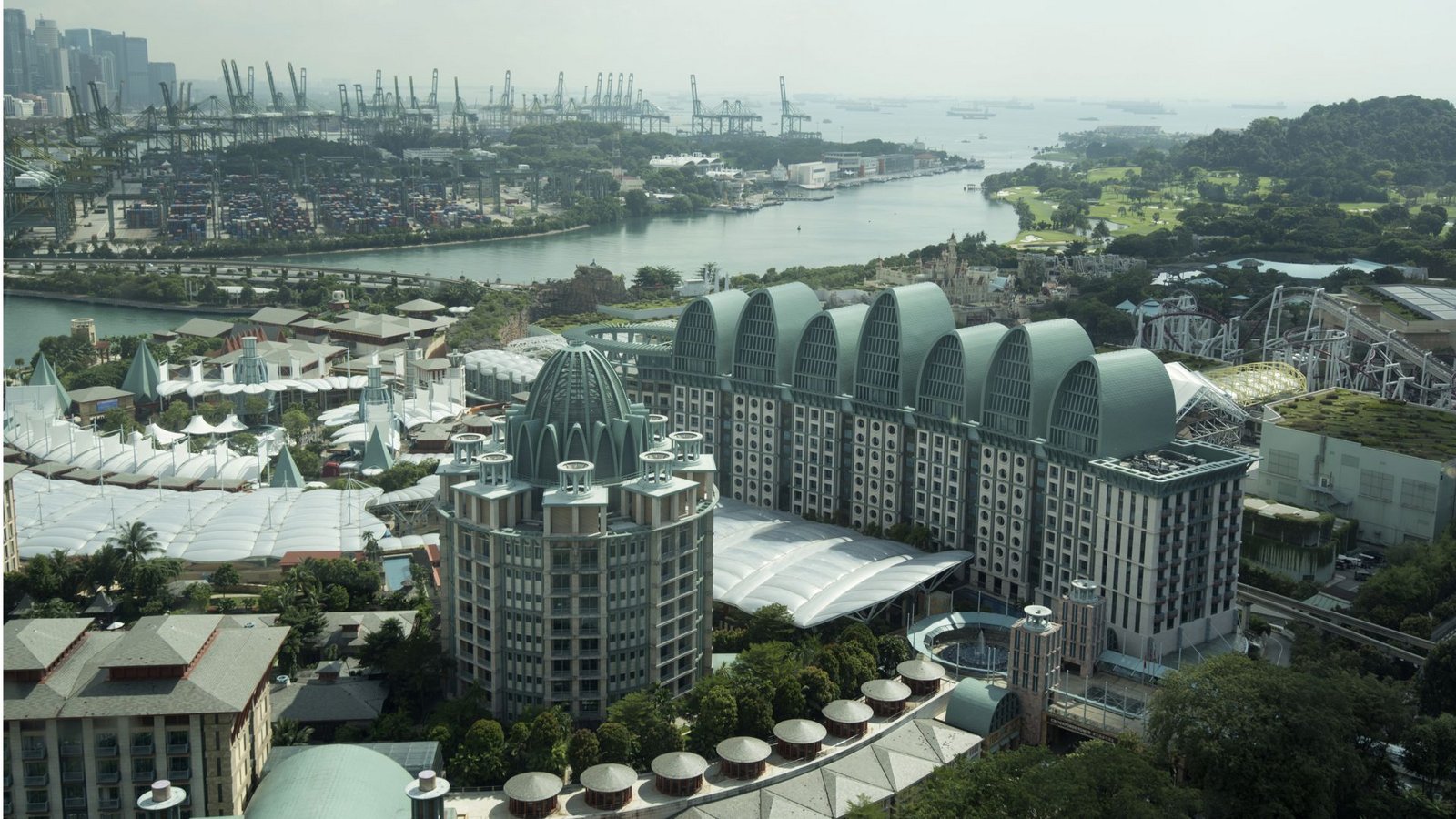 Etwa 4,6 Milliarden Euro kostete das Resorts World Sentosa in Singapur und belegt damit Platz fünf in unserem Ranking der teuersten Bauwerke der Welt. Der Hotelkomplex befindet sich auf der Insel Sentosa und beherbergt unter anderem das zweitgrößte Ozeanarium der Welt.Foto: IMAGO/Pond5 Images/IMAGO/xRealityImagesx