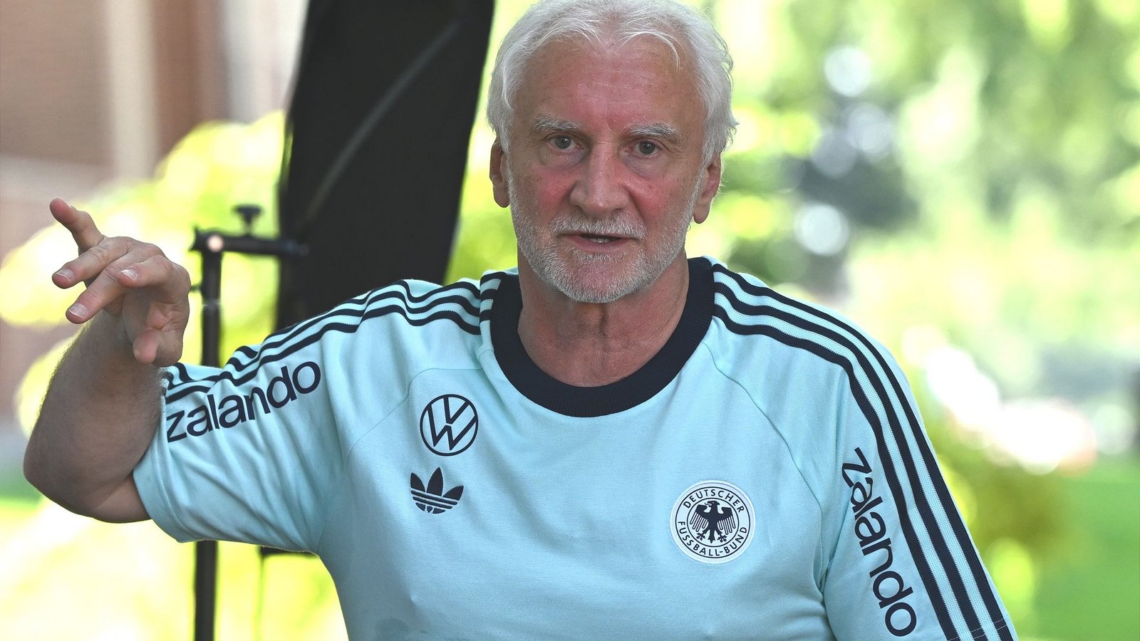 "Noch ein paar Prozente drauflegen", fordert Rudi Völler.Foto: Federico Gambarini/dpa "Noch ein paar Prozente drauflegen", fordert Rudi Völler.Foto: Federico Gambarini/dpa
